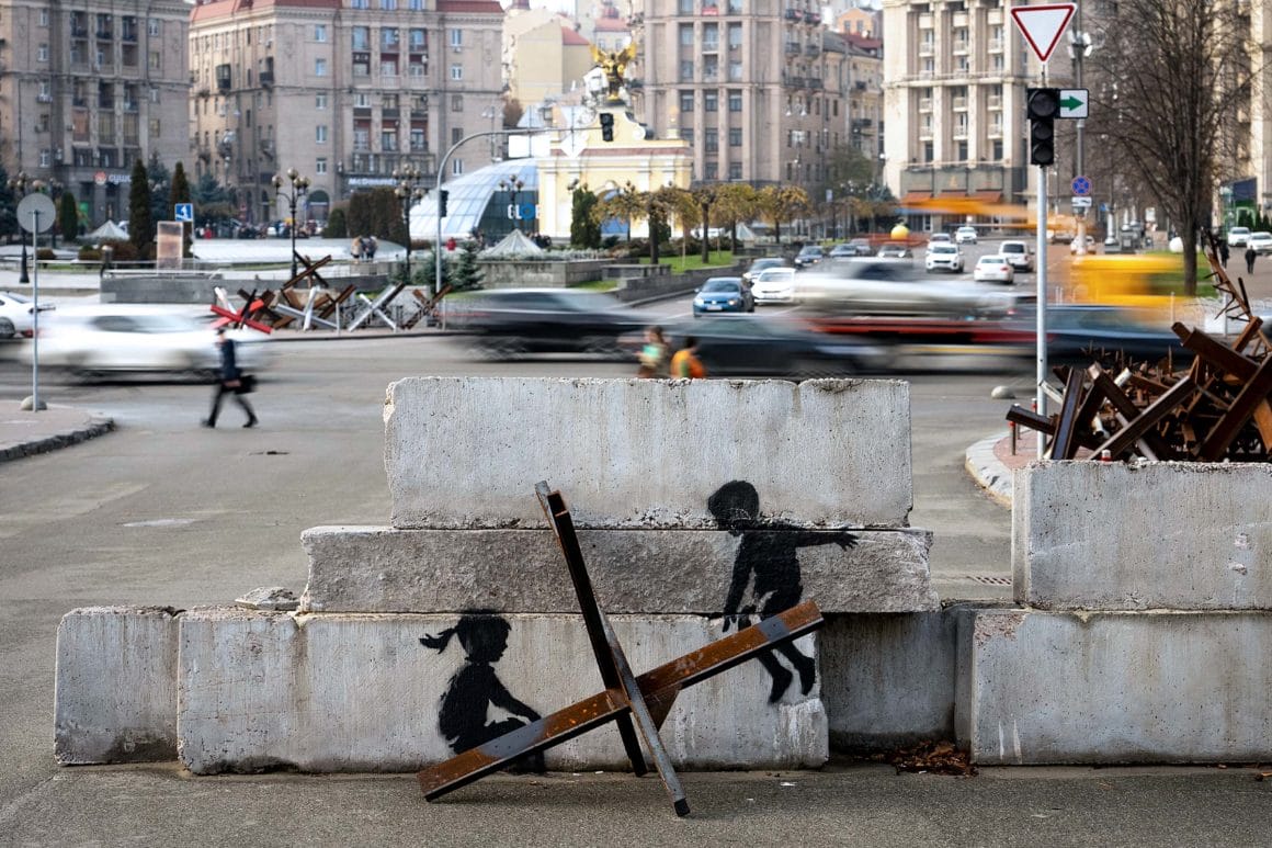 Banksy s'affiche sur les ruines de Borodianka en Ukraine 5