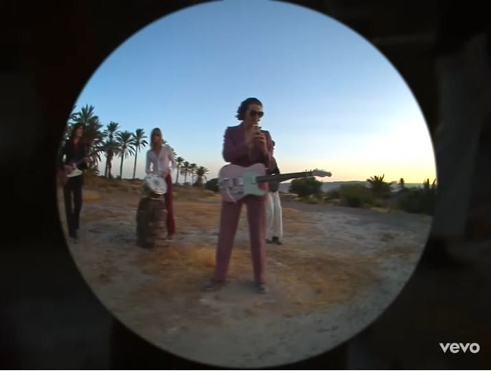 Capture d’écran de Youtube du clip Gamma Rays du groupe Temples réalisé par Molly Daniel

Benidorm, Espagne