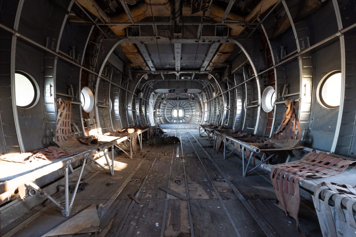 photo de ce qui semble être l'intérieur d'un avion abandonné, rouille, délabrement