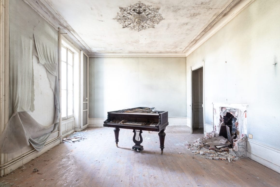 salle délabrée avec un piano